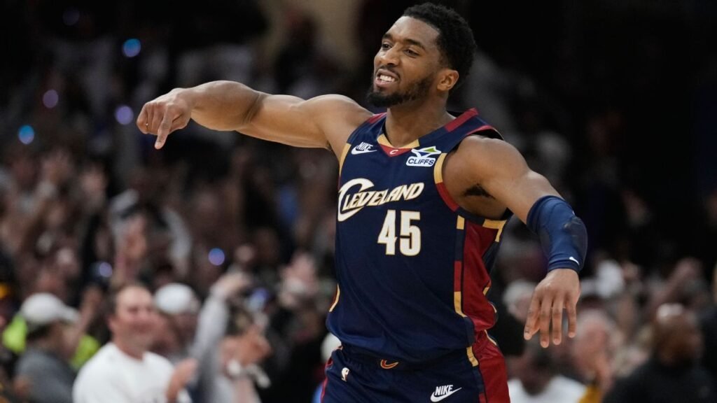Mitchell scores 39 in 2nd half as Cavs tie series vs. Pistons