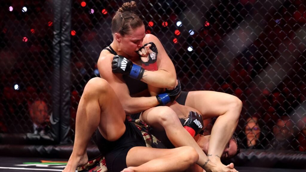 Ronda Rousey submits Gina Carano by armbar in 17 seconds