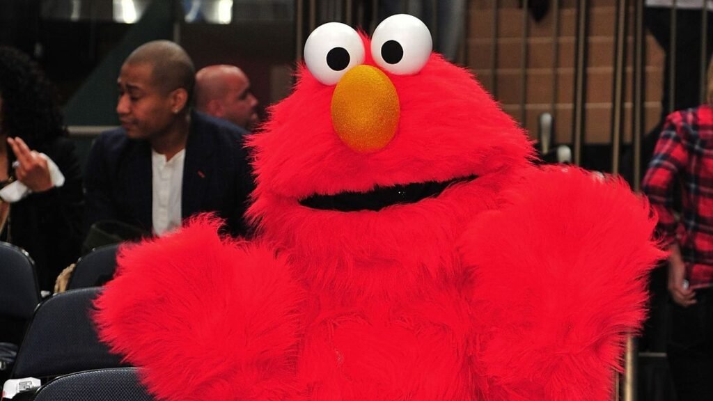 Elmo's NBA Finals stance riles up Knicks fans, satisfies Spurs