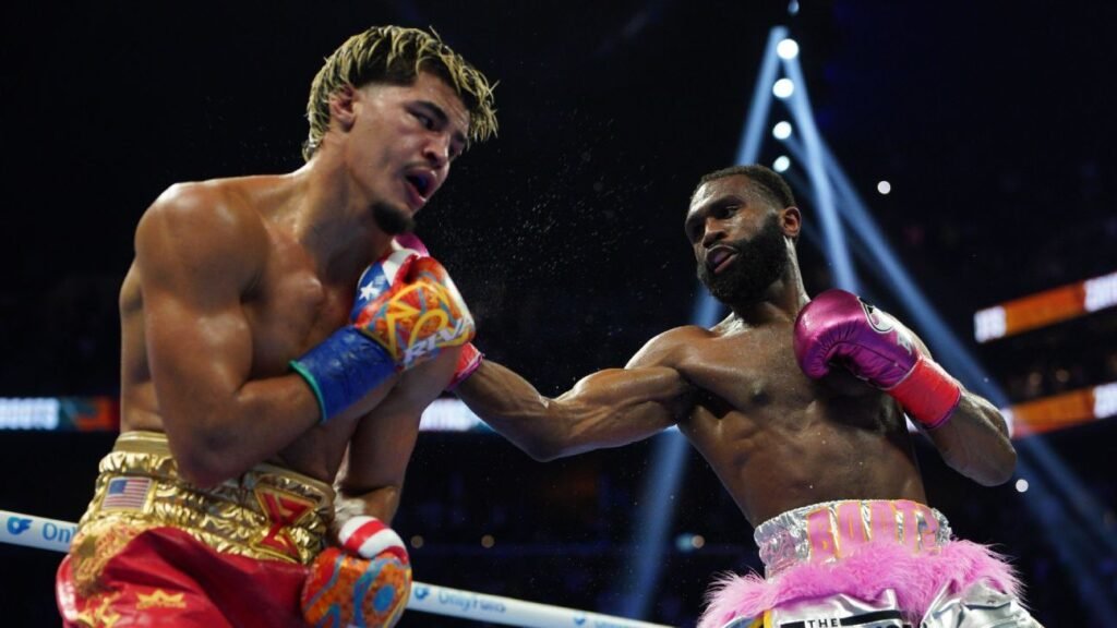 Ennis stops Zayas to win WBO, WBA junior middleweight titles