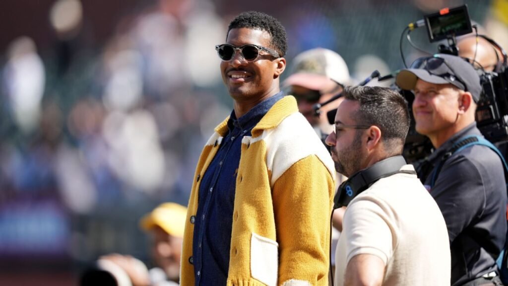 Jameis Winston helps Japan's fans clean up after World Cup match
