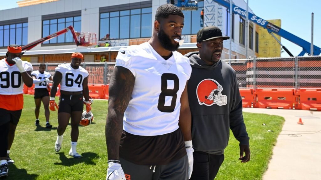 Jared Verse, Dillon Gabriel each don No. 8 jersey in Browns practice