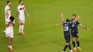 U.S. clinches Group D as 10-man Paraguay edges Turkey