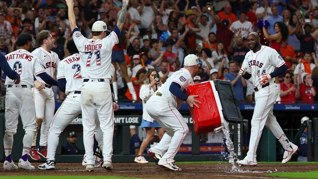 Astros star Yordan Alvarez walks off Rays in multi-HR night