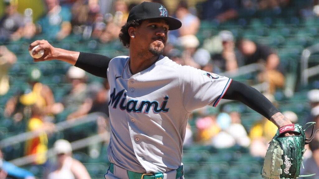 Pérez, perfect after 7, pulled before Marlins nearly blow lead