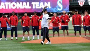 USMNT World Cup coach Pochettino throws first pitch. How did he do?
